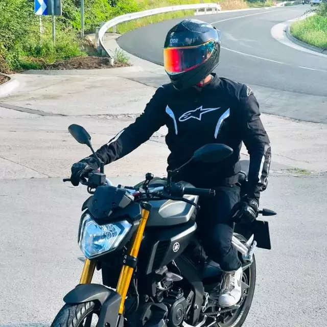 The world is better when you see it from two wheels😎

📸 @_ymtselina_ 

PASSION & TECHNOLOGY🔥

#130r #130rhelmets #motorbike #helmet #kashima #carbon #gloss #black #ECE2206