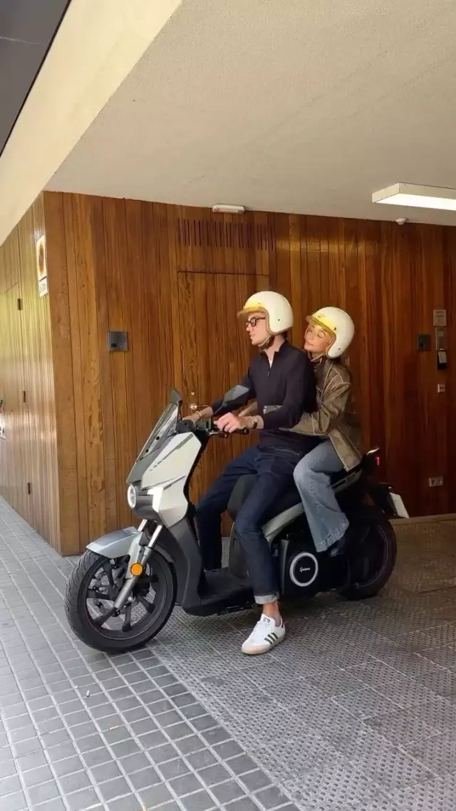 The pleasure of riding with the best company 💫

🛵 @blancaarimany & @lucas_prada_ 

PASSION & TECHNOLOGY🔥

#130r #130rhelmets #motorbike #helmet #kaizu #v2 #gloss #white #vintage #style #retro